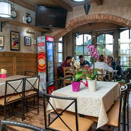 ホテルClock Cafe Pizzeria Es Panzio ハイデゥソボスロー エクステリア 写真