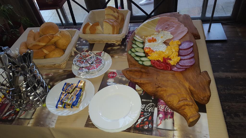 ホテルClock Cafe Pizzeria Es Panzio ハイデゥソボスロー エクステリア 写真