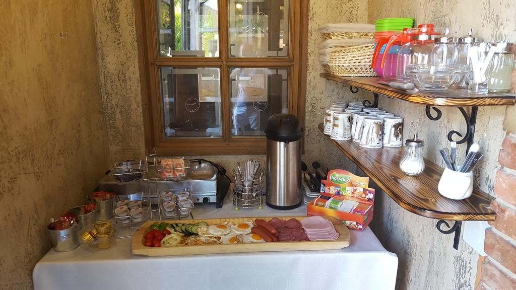 ホテルClock Cafe Pizzeria Es Panzio ハイデゥソボスロー エクステリア 写真