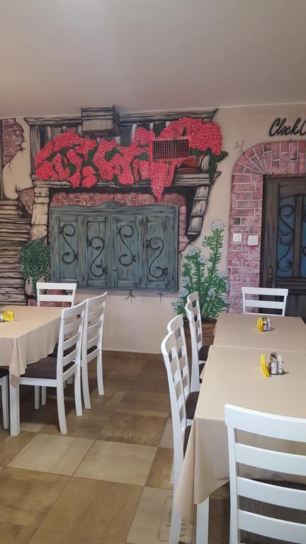 ホテルClock Cafe Pizzeria Es Panzio ハイデゥソボスロー エクステリア 写真