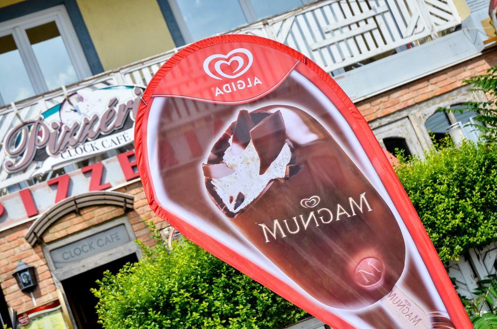 ホテルClock Cafe Pizzeria Es Panzio ハイデゥソボスロー エクステリア 写真