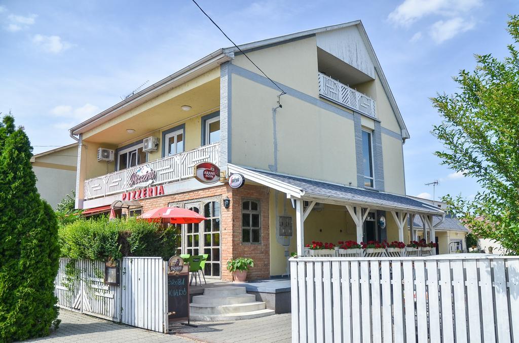 ホテルClock Cafe Pizzeria Es Panzio ハイデゥソボスロー エクステリア 写真
