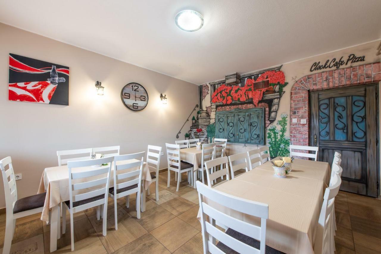 ホテルClock Cafe Pizzeria Es Panzio ハイデゥソボスロー エクステリア 写真