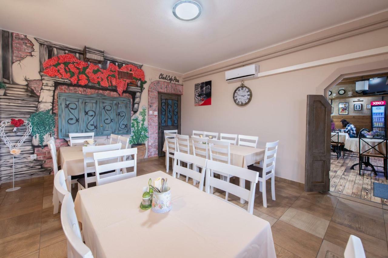 ホテルClock Cafe Pizzeria Es Panzio ハイデゥソボスロー エクステリア 写真