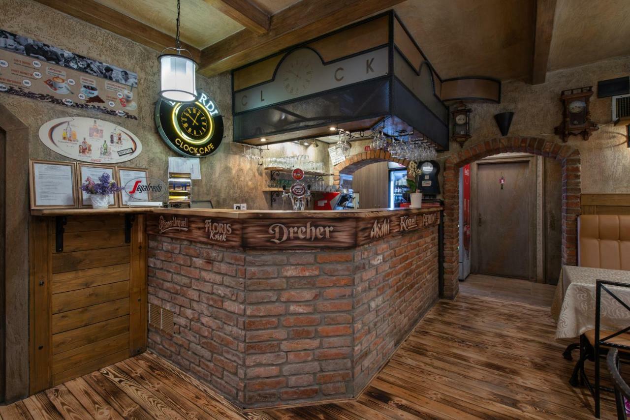 ホテルClock Cafe Pizzeria Es Panzio ハイデゥソボスロー エクステリア 写真