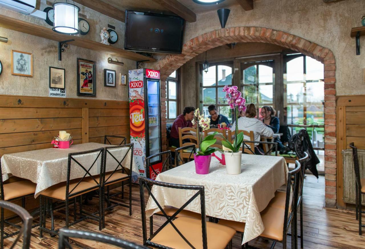 ホテルClock Cafe Pizzeria Es Panzio ハイデゥソボスロー エクステリア 写真